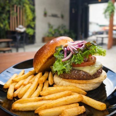 Una buena hamburguesa no necesita exagerar.Necesita buen pan, buena carne y que de verdad se an